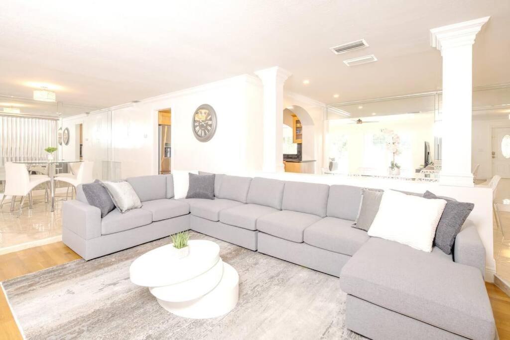 Villa Stunning Lake-front With Pool & Pembroke Pines