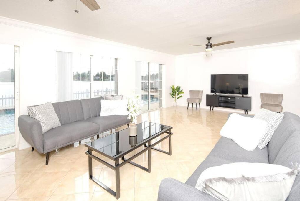 Stunning Lake-front With Pool & * Pembroke Pines