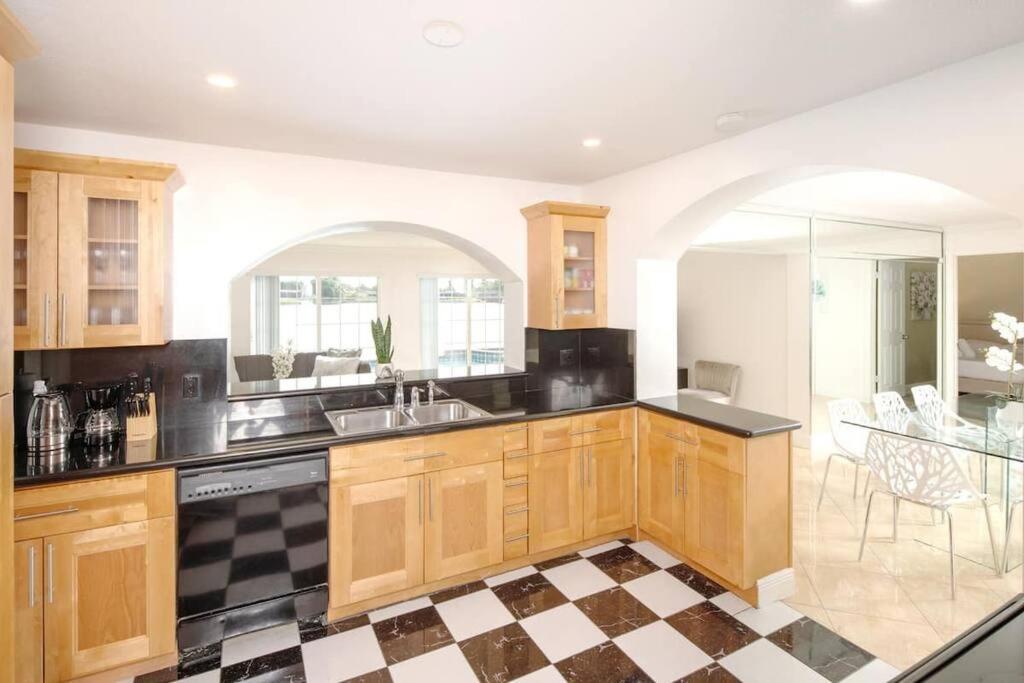 Villa Stunning Lake-front With Pool &