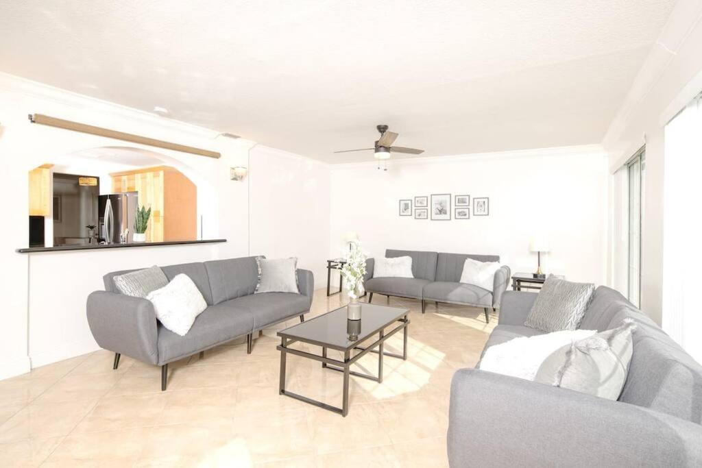Stunning Lake-front With Pool & Pembroke Pines