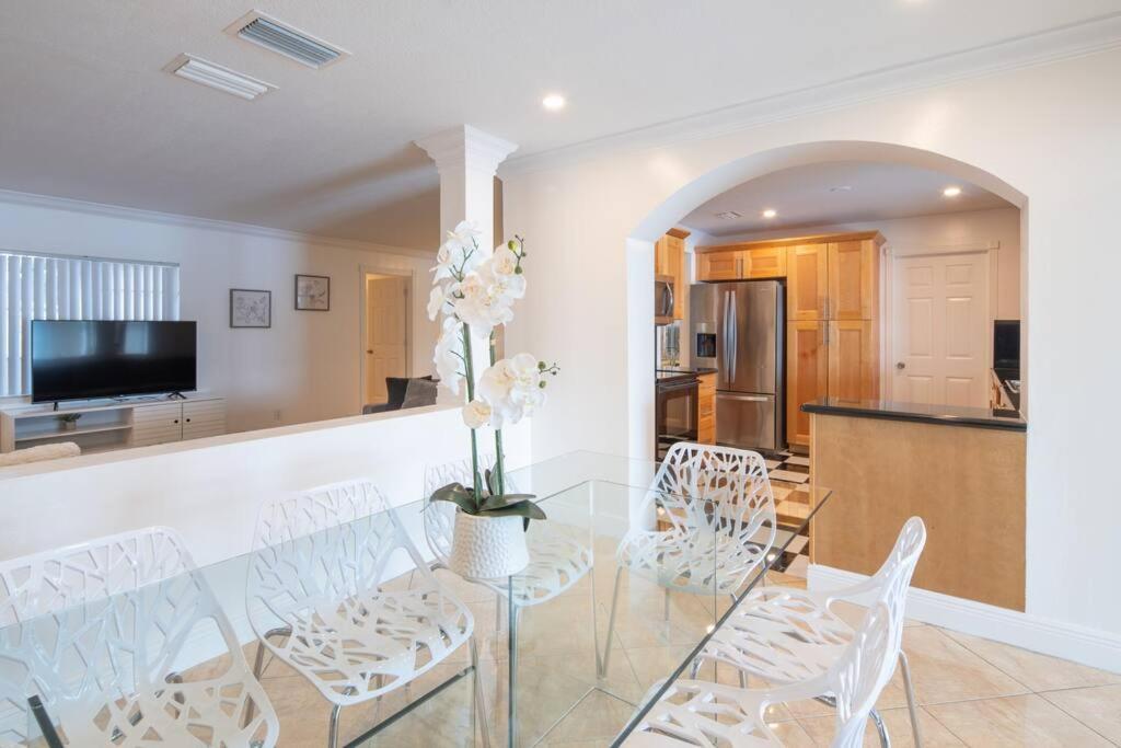 Stunning Lake-front With Pool & * Pembroke Pines