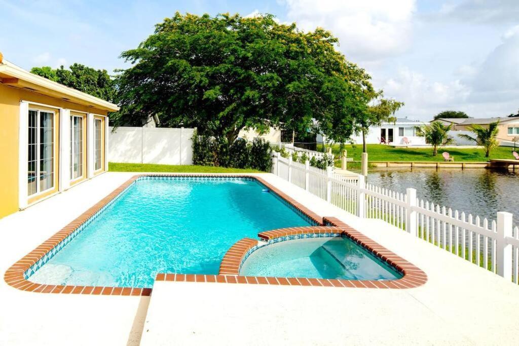 Villa Stunning Lake-front With Pool &