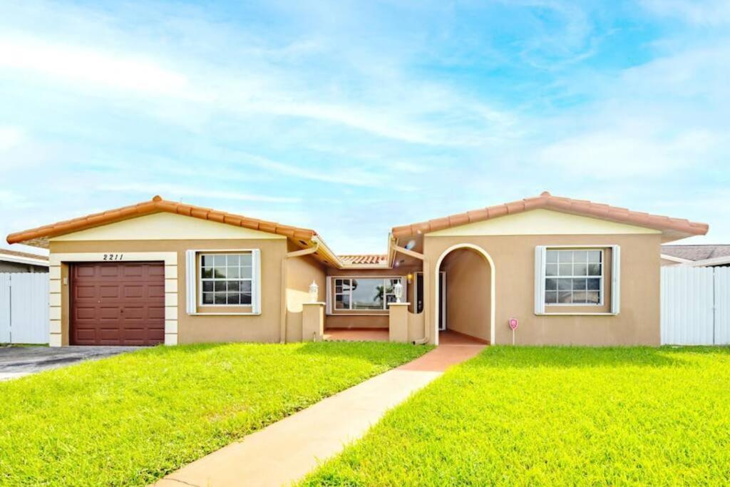 Villa Stunning Lake-front With Pool & Pembroke Pines